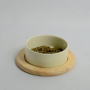 Beige rabbit bowl with flat round bamboo stand