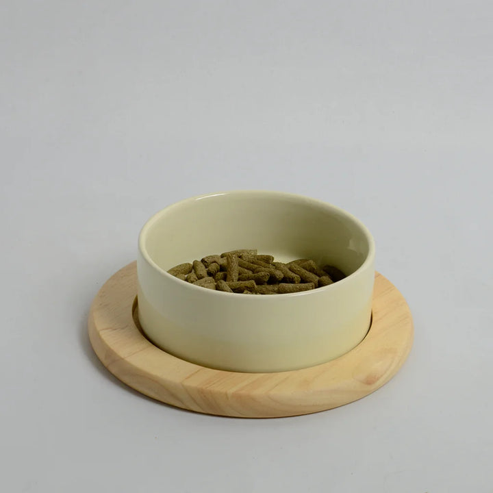 Beige rabbit bowl with flat round bamboo stand