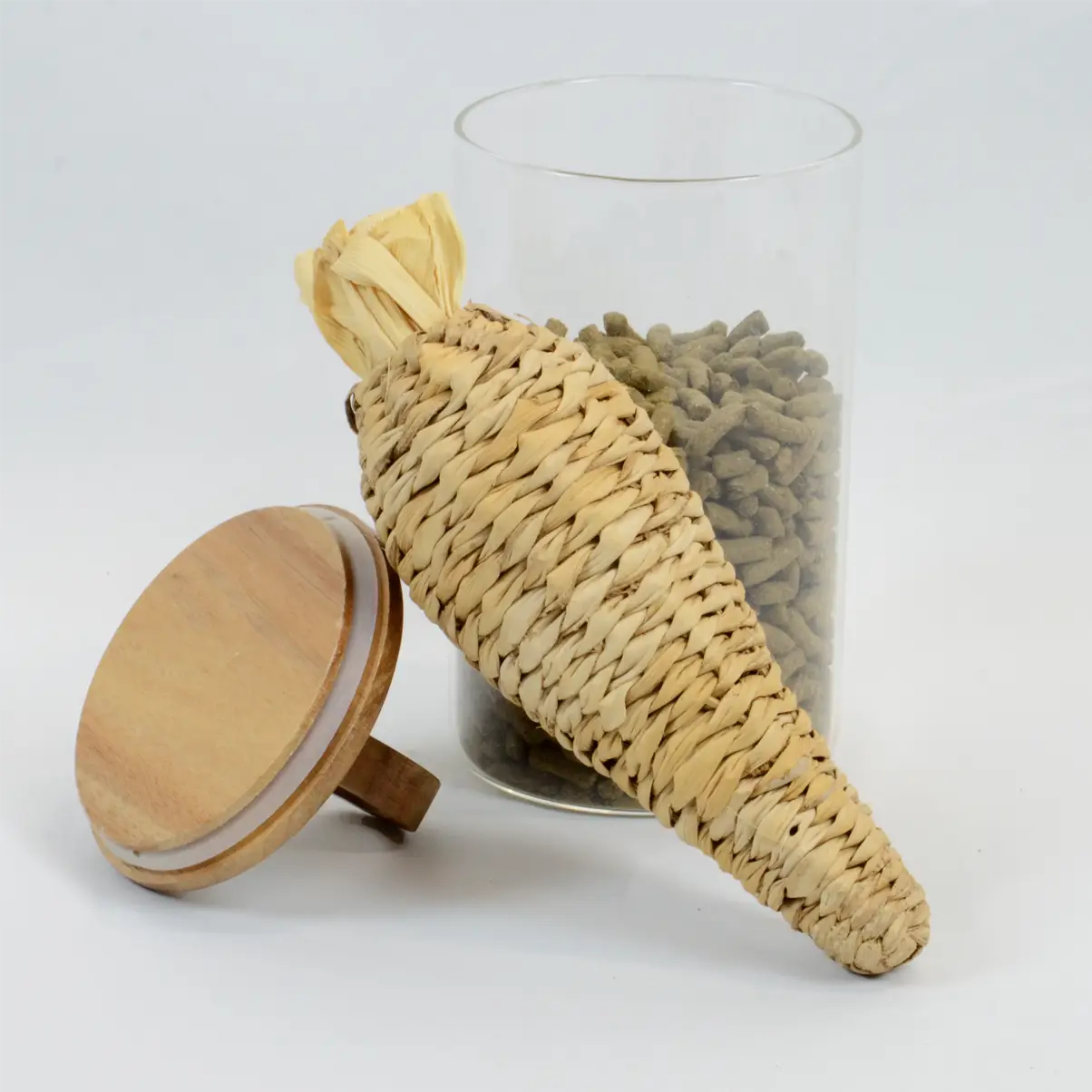 Carrot-shaped chew toy for rabbits, filled with banana leaf